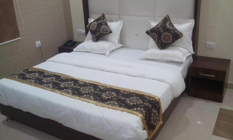 Hotel Ss Grand Lucknow Bagian luar foto